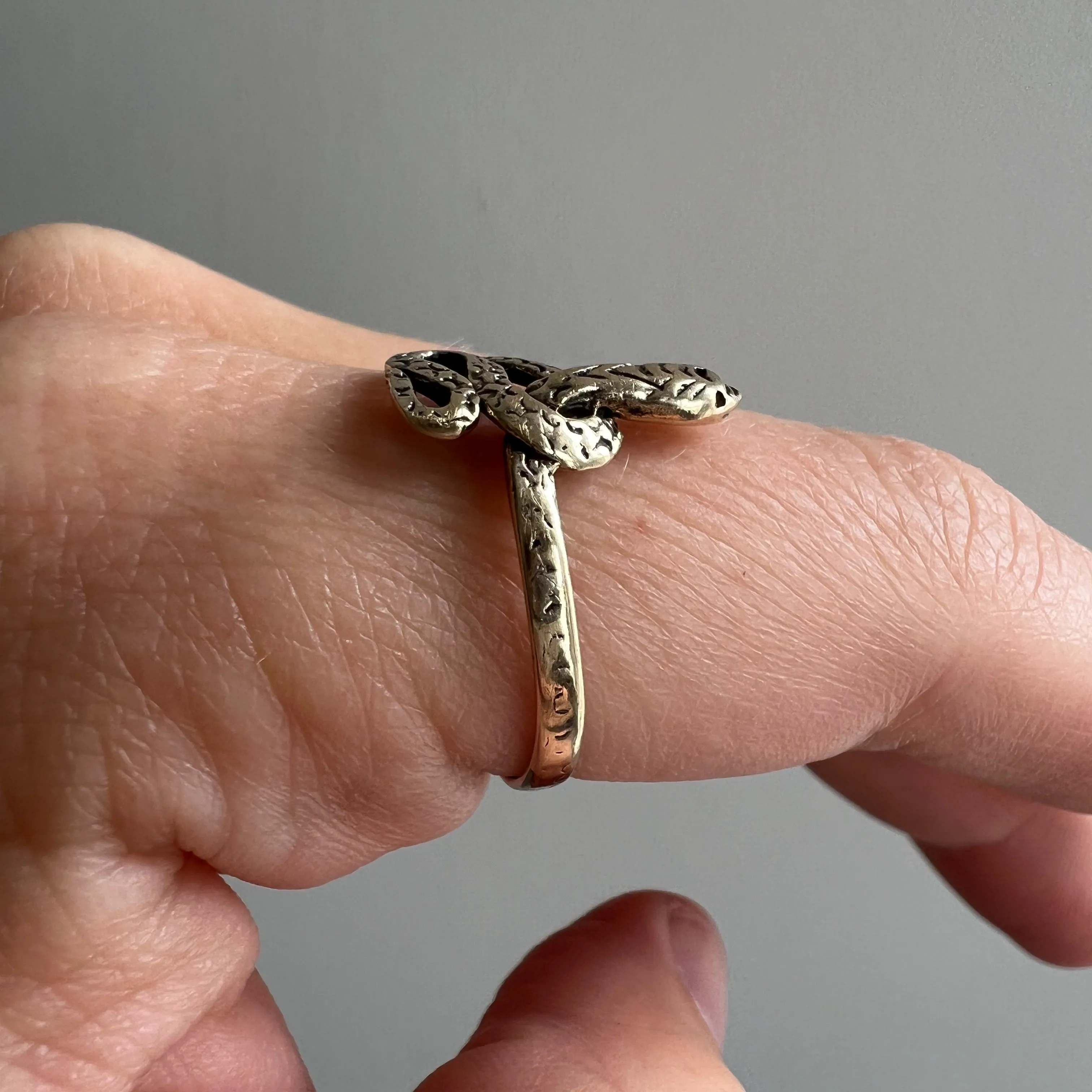 V I N T A G E // knotted embrace / 10k yellow gold snake ring / size 8