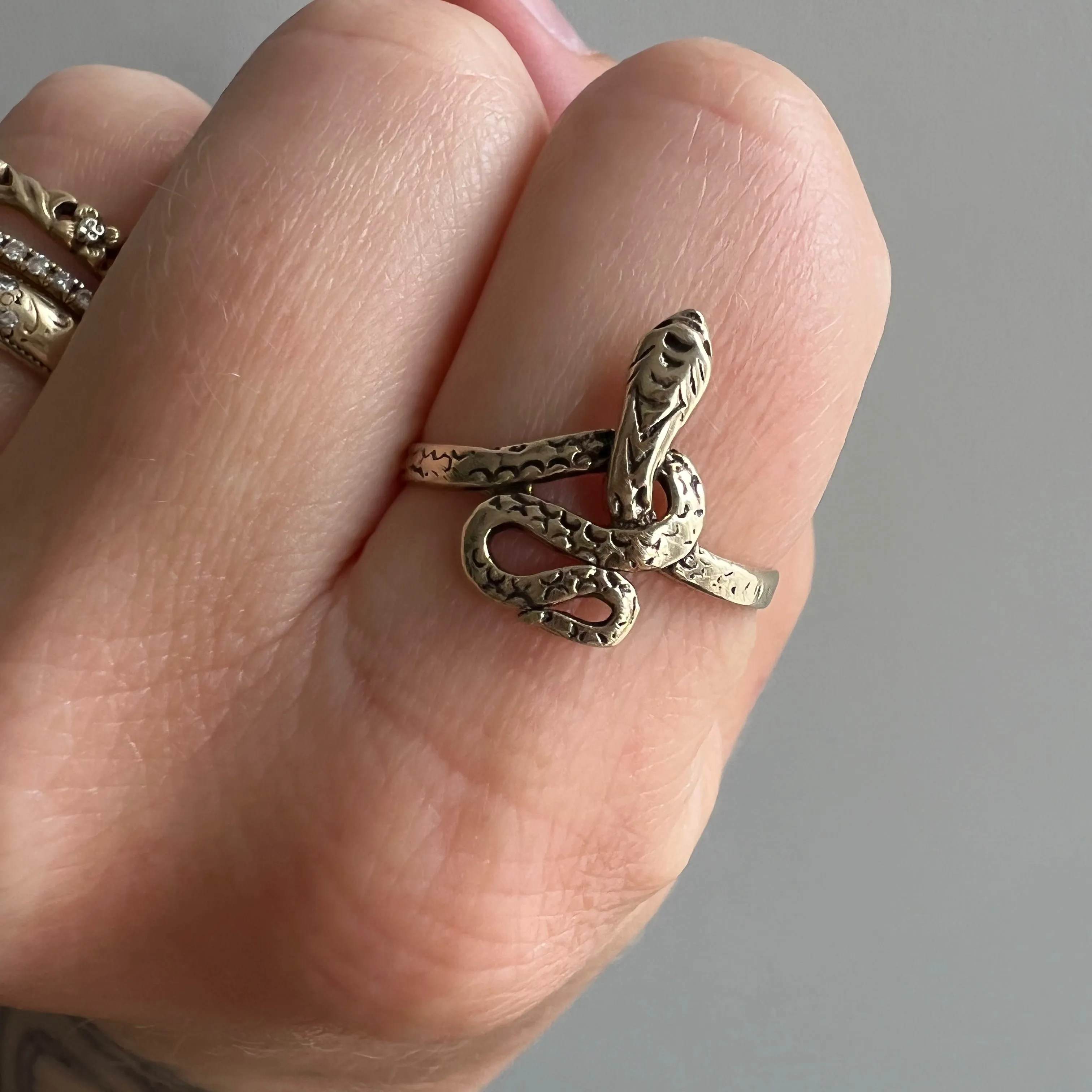 V I N T A G E // knotted embrace / 10k yellow gold snake ring / size 8